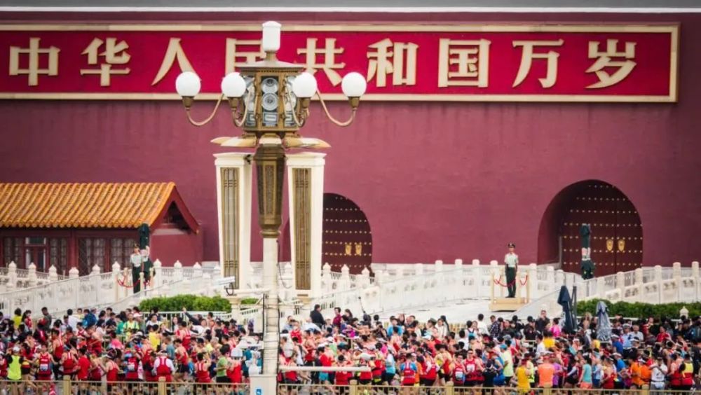 说着，洪五又道：今天晚上，就先让我的狗，把他们裤裆里的玩意儿全吃了。